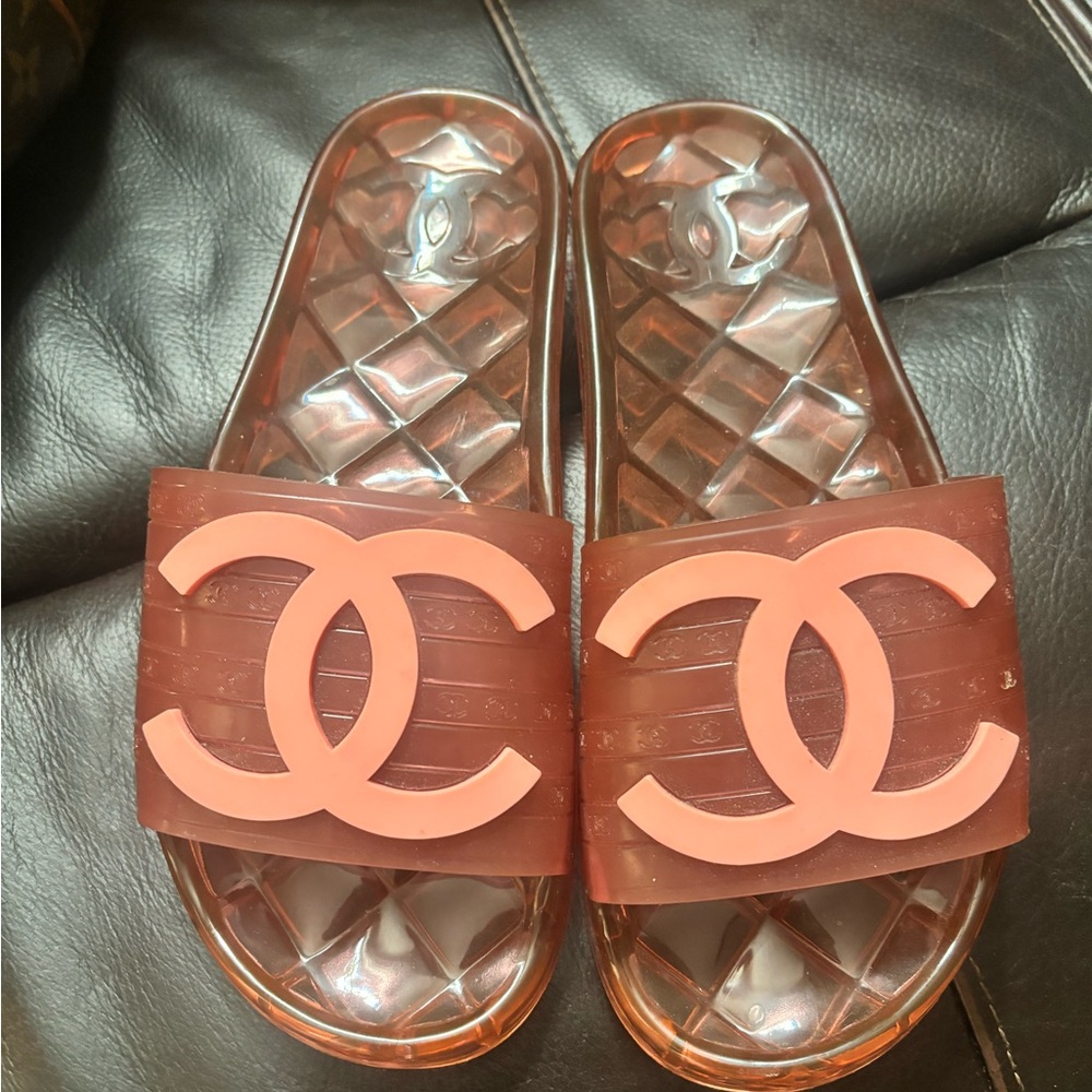 Gorgeous, Excellent Condition Flip Flop! Size 6!!…. Fits a size 5 better. 🌹